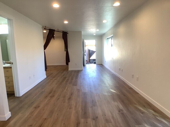 Building Photo - One bed/One bath cottage in East Medford | Available Now