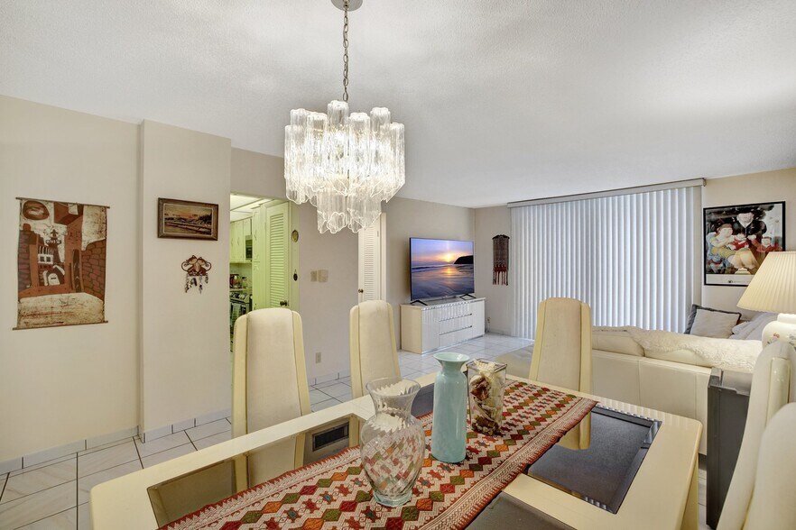 Building Photo - 3113 S Ocean Dr