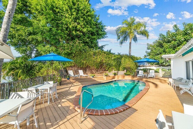 Building Photo - 25 NW 24th Ct