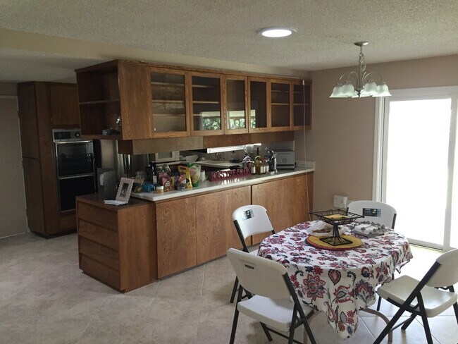 Building Photo - One story home on a HUGE lot in Central Camarillo