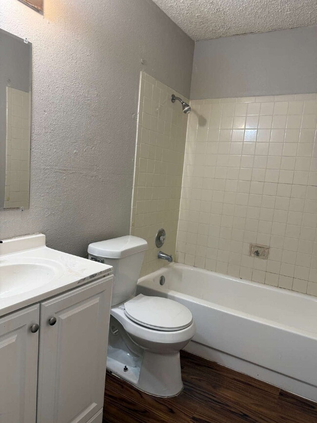 Building Photo - Two Bedroom/Two Bathroom Duplex Between Ki...