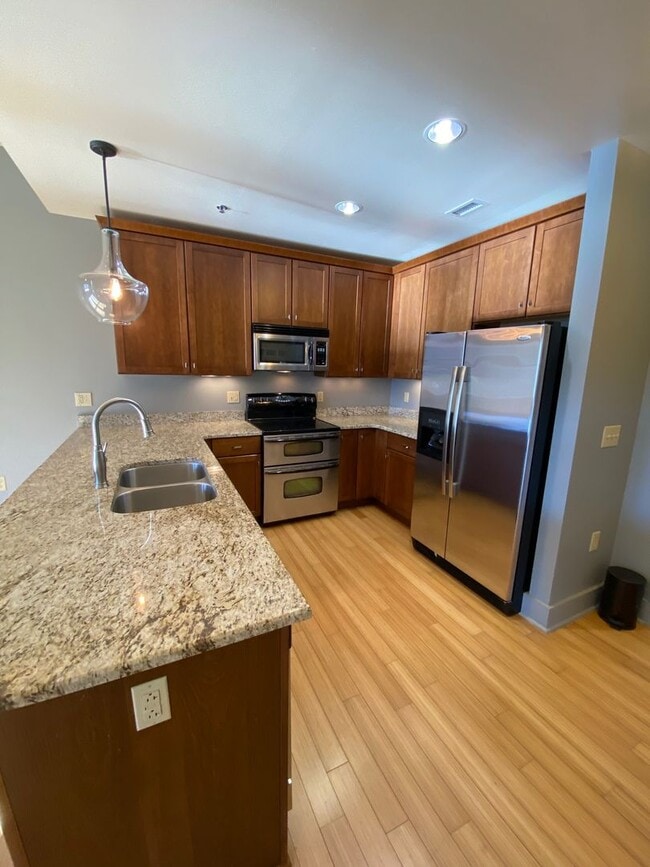 Building Photo - Downtown - Modern Condo minutes from the c...