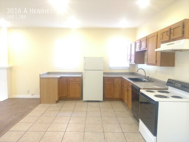 Building Photo - Huge 3br/1ba 2nd Floor Apartment in Heart ...