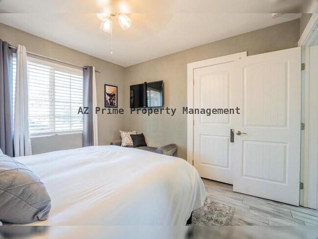 Building Photo - 1942 W Indianola Ave