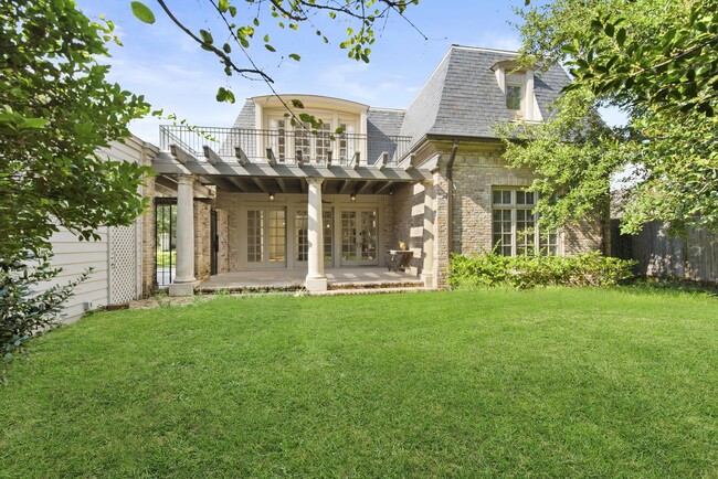 Building Photo - Elegant Living Minutes from the Medical Ce...