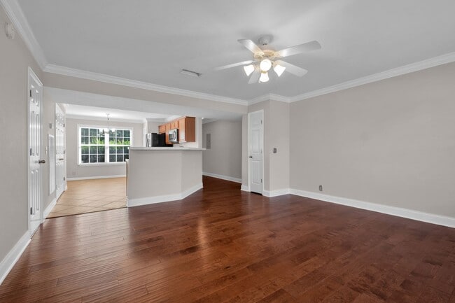 Building Photo - Donelson townhouse, 2 minutes from the lak...