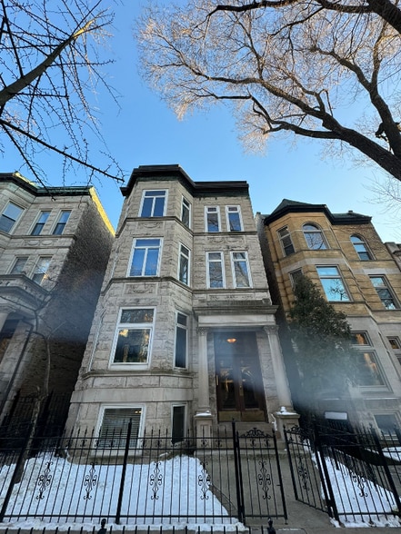 Building Photo - 651 W Roscoe St