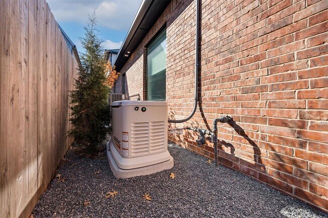 Building Photo - 1129 NW 42nd St