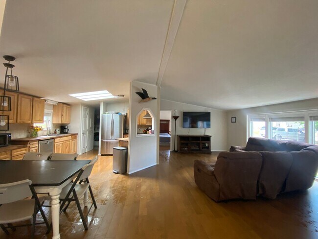 Building Photo - Deer Lake-3 bedroom, 2 bath house for rent!!
