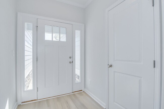 Building Photo - Like New Home - 4 Bed 3 Bath