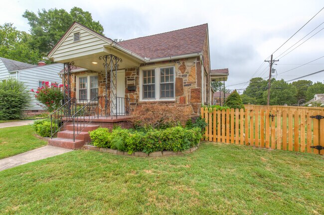 Building Photo - 1304 S Oswego Ave