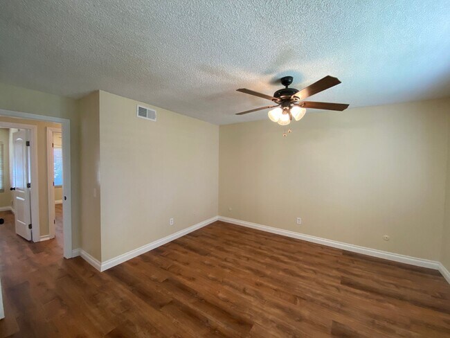 Building Photo - 3 Bedroom Home - Centrally Located with So...