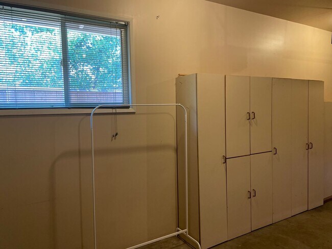 Building Photo - $300 OFF 1st Month's RENT!! - East Medford...