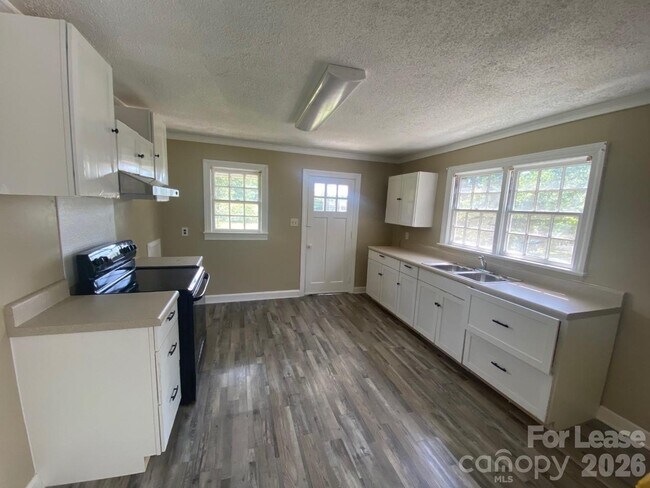 Building Photo - 1323 7th St