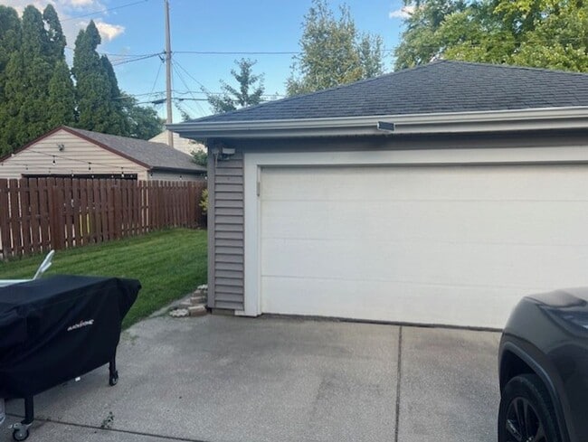 Building Photo - For Rent – Charming 2 Bed, 2 Bath Single-F...