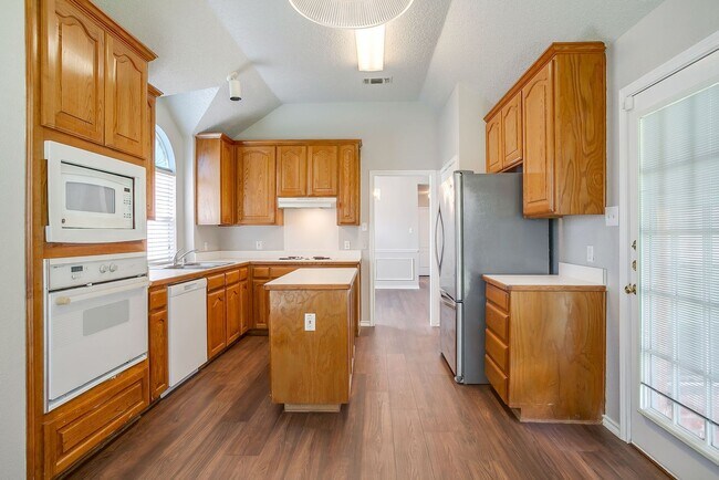 Building Photo - Freshly Remodeled 3 Bedroom, 2 Bath Home Awaiting New Tenants- FWISD- 76133