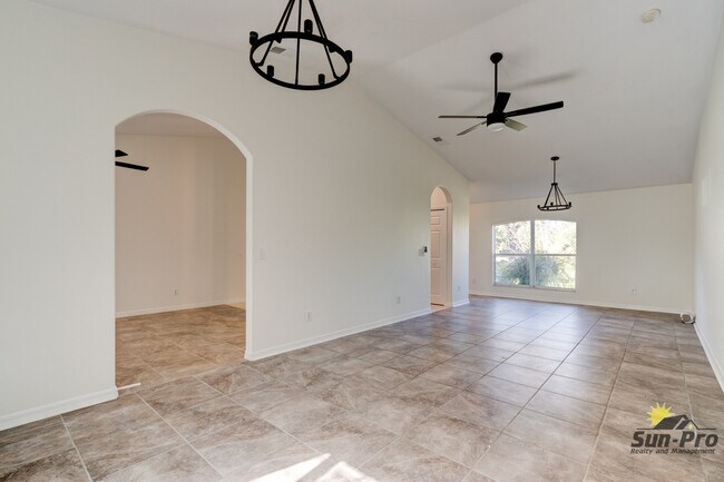 Building Photo - 5505 Magnolia Ave