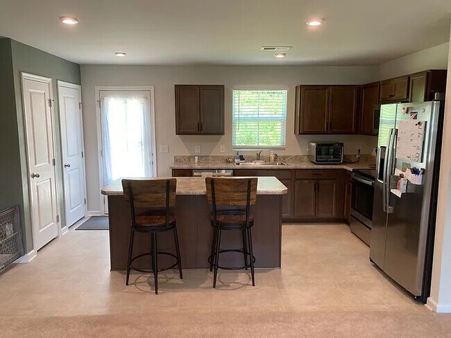 Building Photo - 4 Bedroom 2.5 Bathroom