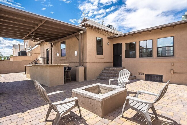 Building Photo - 928 E 6th St