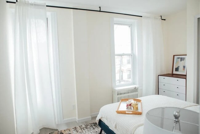 Building Photo - Furnished room/NOT APARTMENT