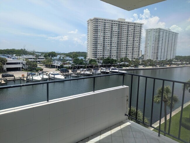 Building Photo - 220 Kings Point Dr