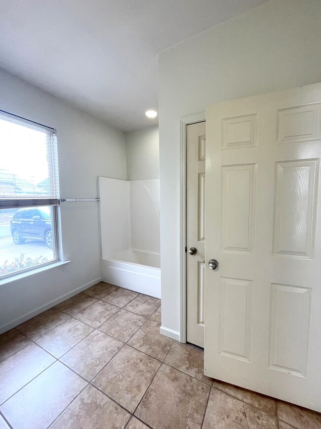 Building Photo - 1091 Washington Dr