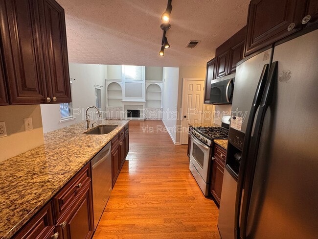 Building Photo - 11080 Crabapple Lake Dr