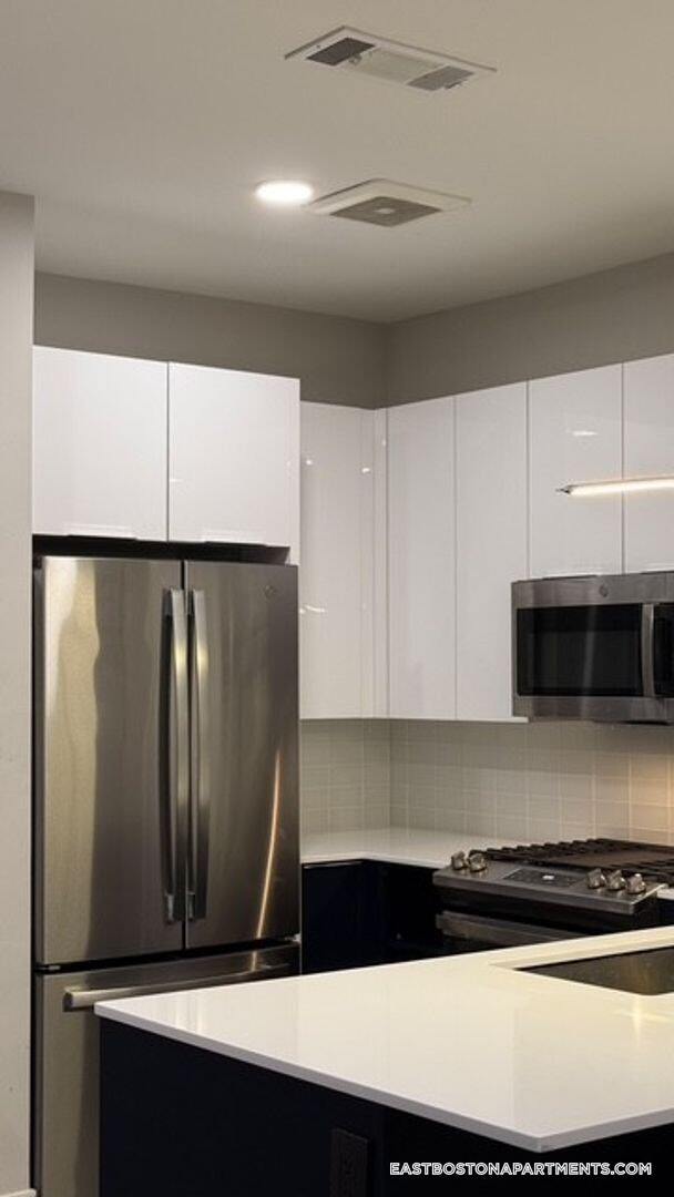 Building Photo - 656 Saratoga St