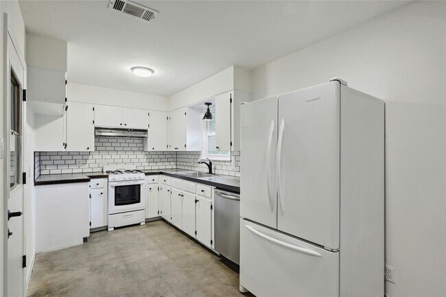 Building Photo - 1500 Fairfield Dr