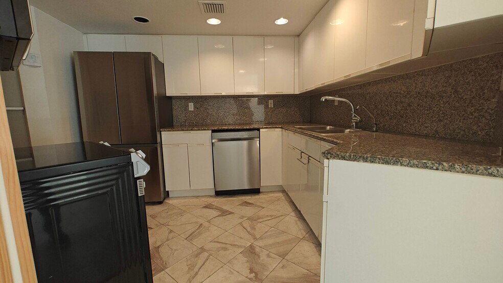 Building Photo - 825 Brickell Bay Dr