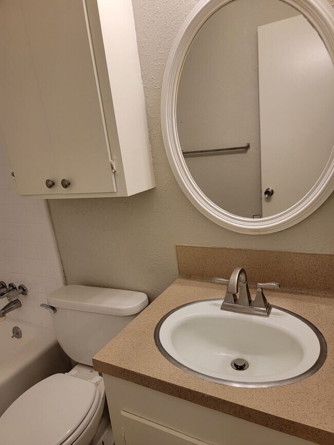 Building Photo - 3 Bedroom 2 bathroom Bossier City
