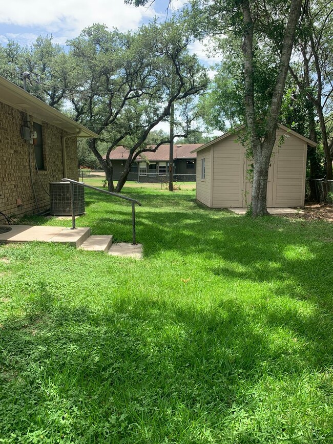 Building Photo - Cozy and Quaint 2 bedroom 2 bath with bonu...