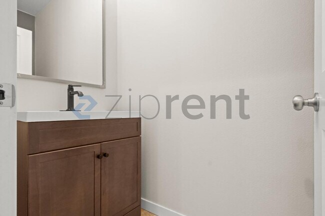 Building Photo - 722 85th Dr SE