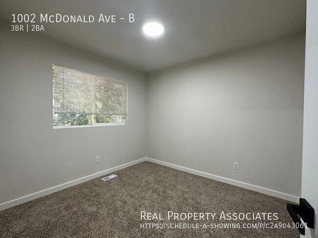Building Photo - 1002 McDonald Ave