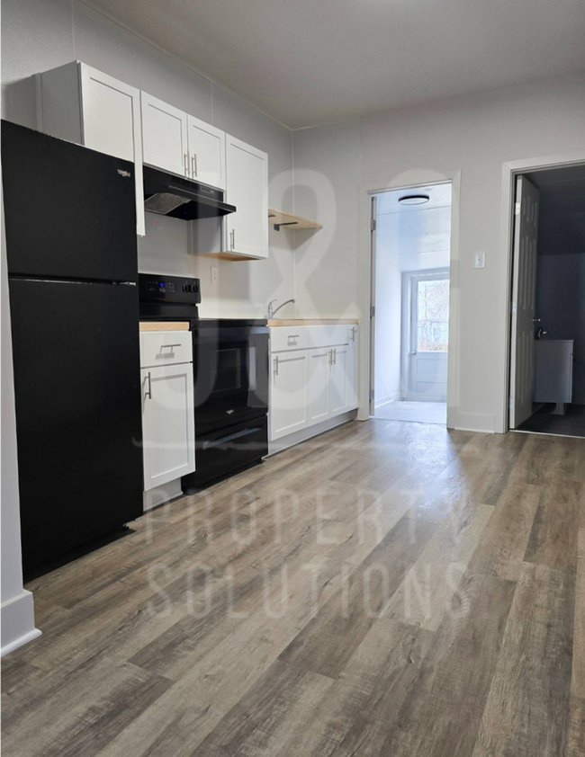 Building Photo - 3 Bedroom 1 Bath Row House