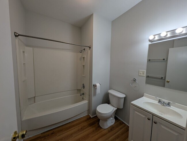 Building Photo - Large 2 Bed 1 Bath Townhome