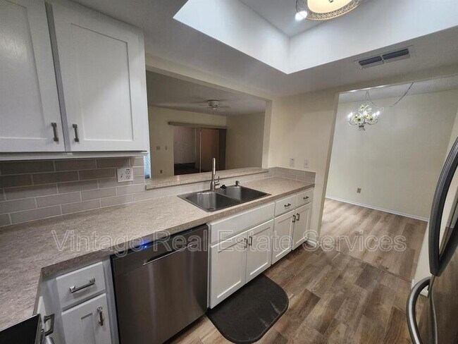 Building Photo - 2842 Highlands Blvd