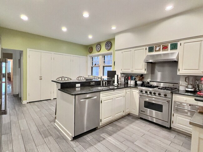 Building Photo - 2921 N Pine Grove Ave