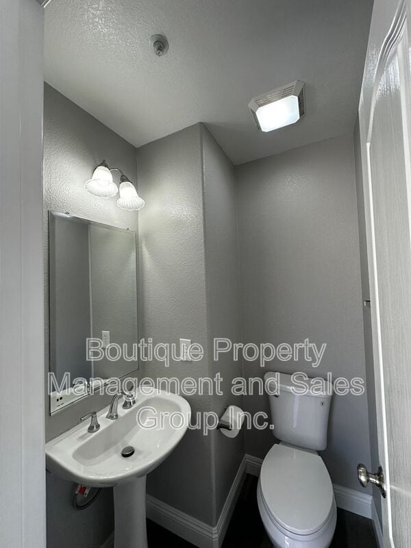 Building Photo - 1455 E Holcomb Pl