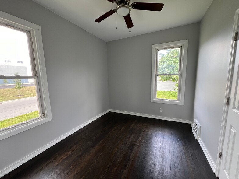 Building Photo - 1122 W 144th St