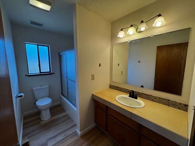 Building Photo - Charming 3 Bedroom 2 Bath home located in Humboldt Hill!