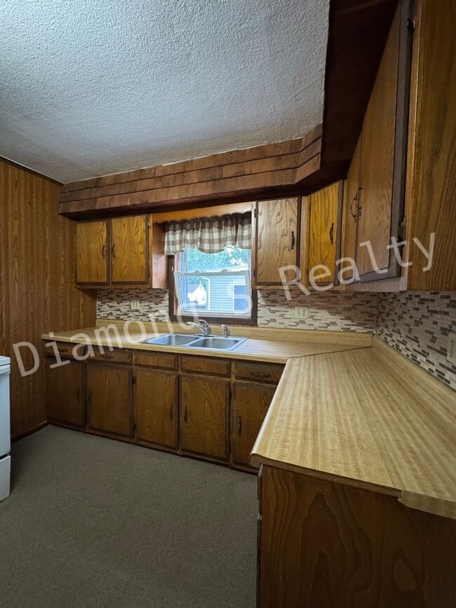 Building Photo - Charming 3 Bedroom Home Available Now - Cl...