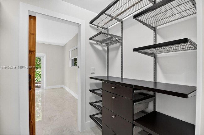 Building Photo - 6090 SW 63rd Ave