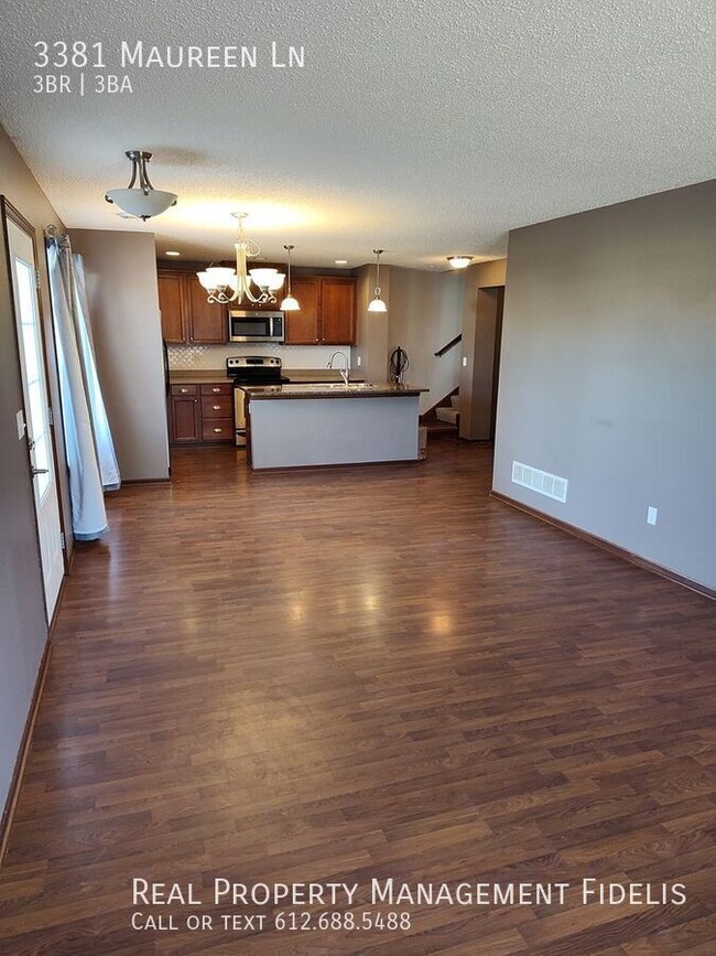 Building Photo - 3 bedroom, 3 bathroom. Close to downtown S...