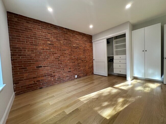 Building Photo - 111 Gainsborough St