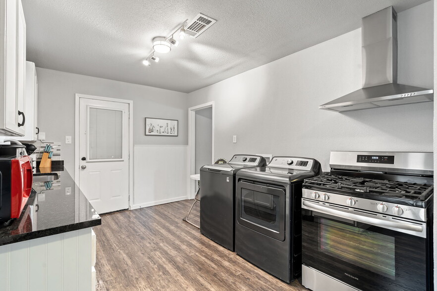 Building Photo - 6418 Onyx Dr N