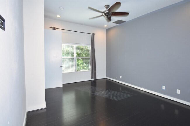 Building Photo - 207 Pierce St