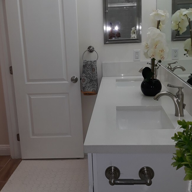 Quartz countertop, dual sinks - 4727 W 147th St
