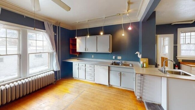 Building Photo - 206 W Custer Park St