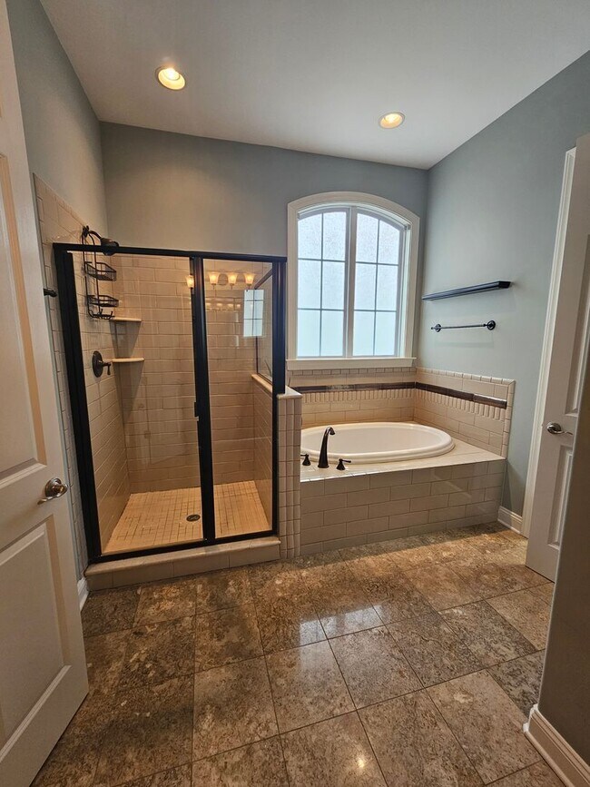 Building Photo - New Listing in Apex!